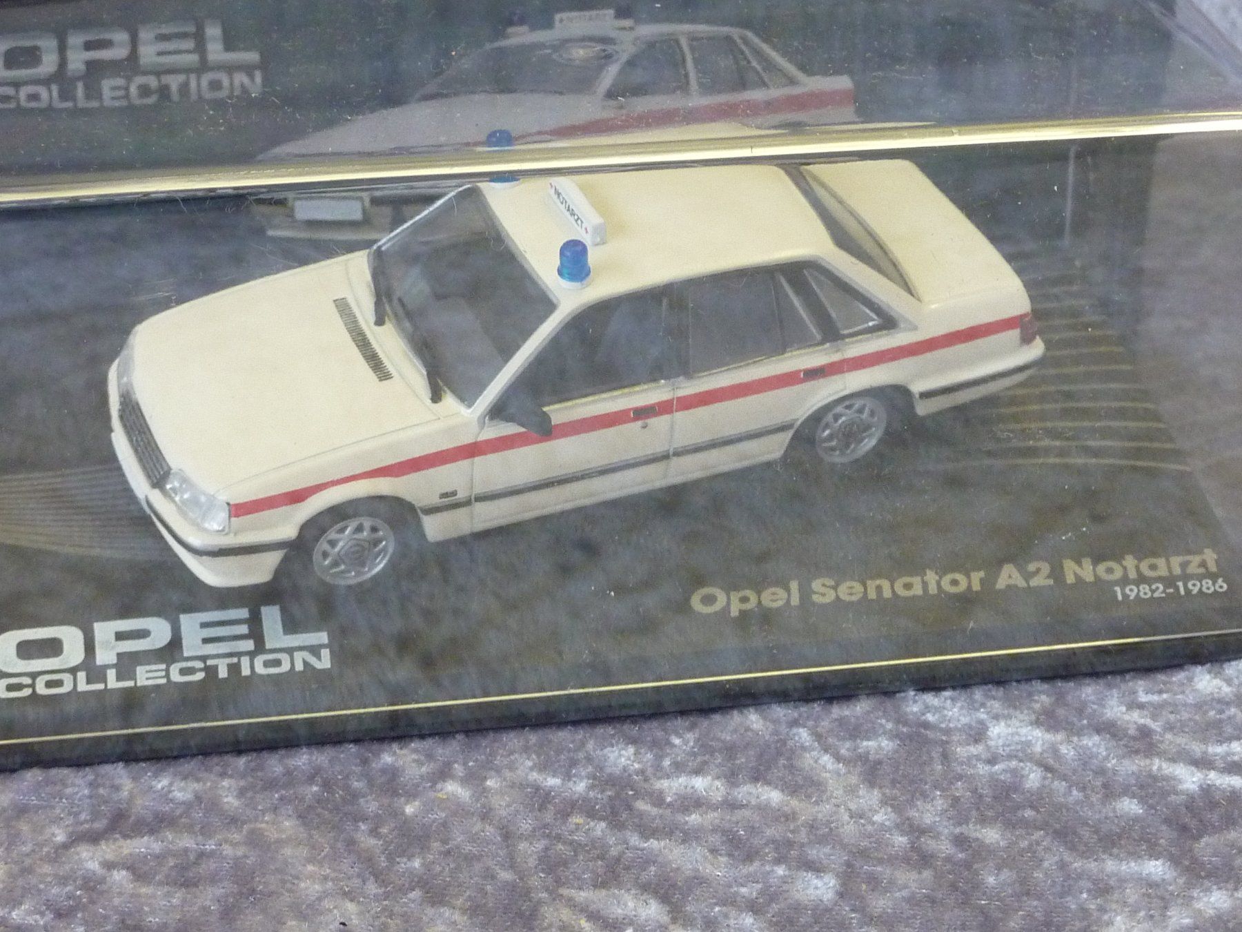 Opel Modellini d'auto: Opel Senator A2 Notarzt 1:43 – Nuovo e nell'imballaggio originale da Dürrenäsch venduto da modellautos4you 1