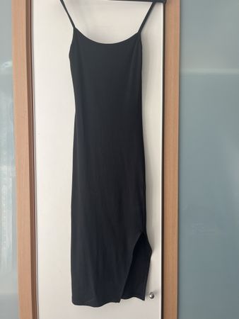 Schwarzes midikleid mit Schlitz