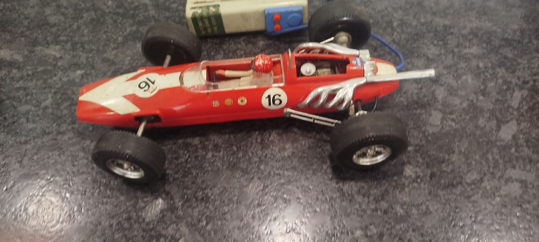 Giocattoli: Voiture télécommandée de course , jouet ancien, années 60 – Difettoso da Genève venduto da Octo-puces 2