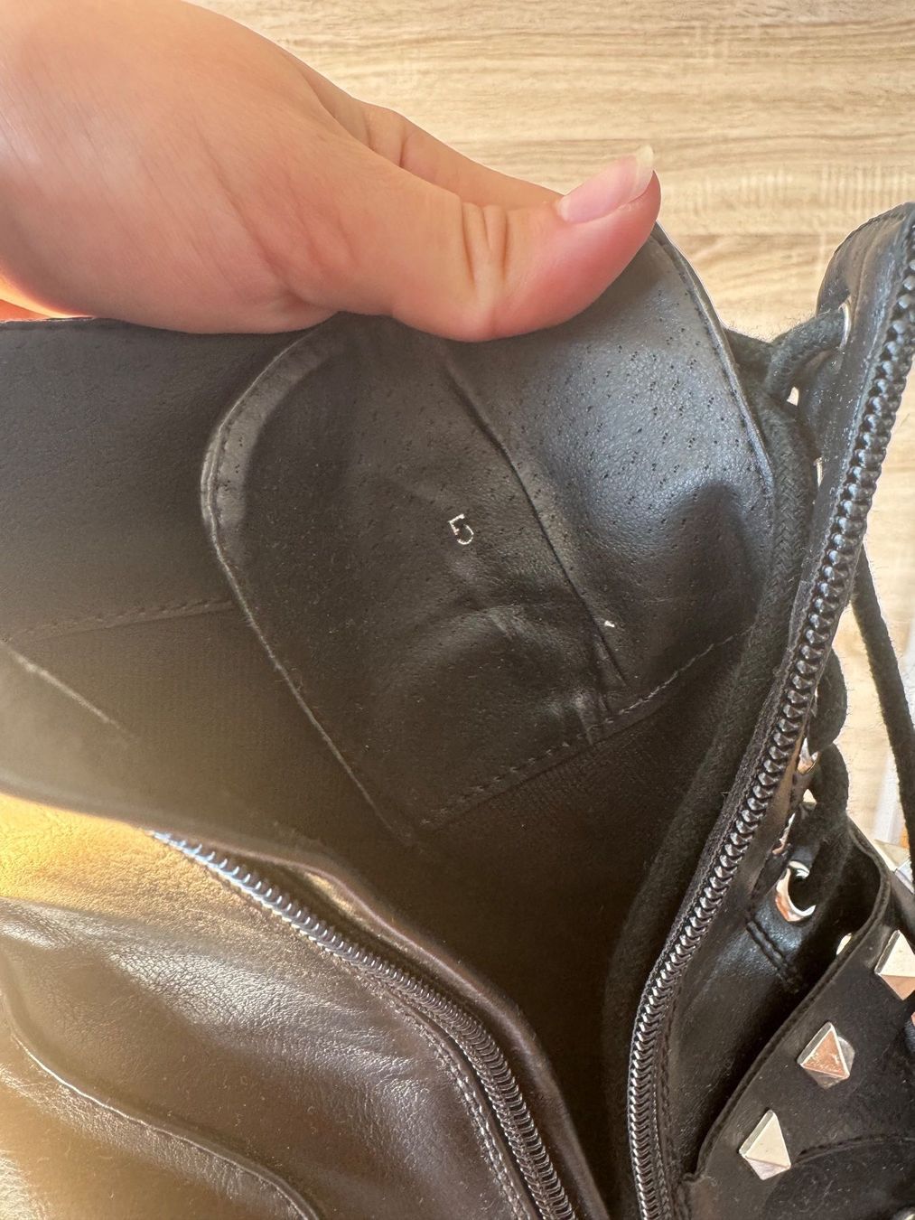 Scarpe da donna: Bottines noires cloutées – Usato da Montreux venduto da Izapechee 5