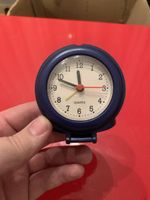 Kleiner analoger Wecker / Nachttischuhr – Quarz