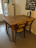 Holztisch mit Schublade