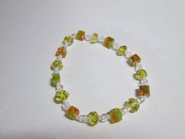Schmuckstück Armband verschiedene bunte verzierte Perlen