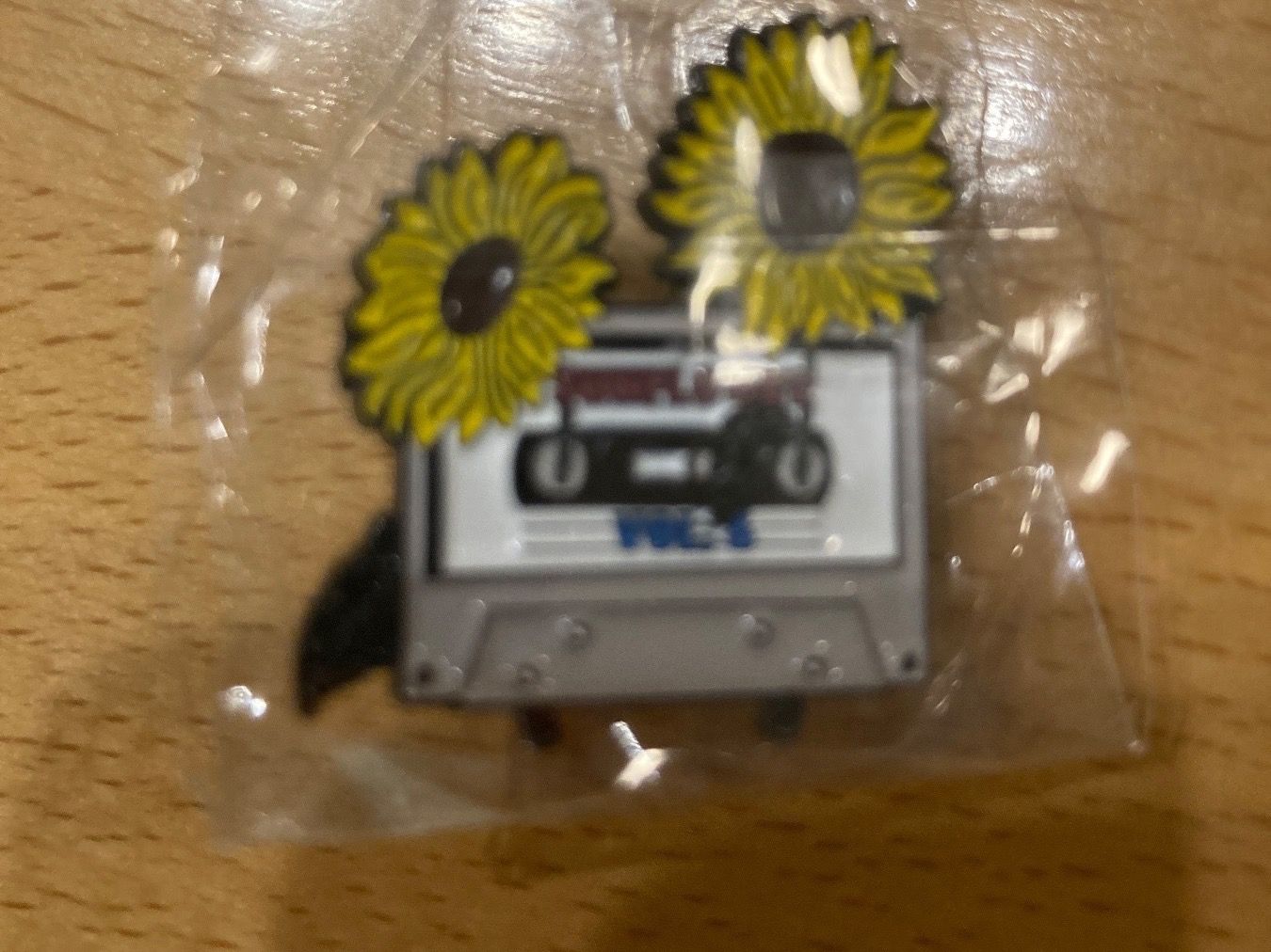 Spille & Fermagli: Harry Styles Pin Anstecker Pop – Nuovo (secondo la descrizione) da Horn venduto da abutre72