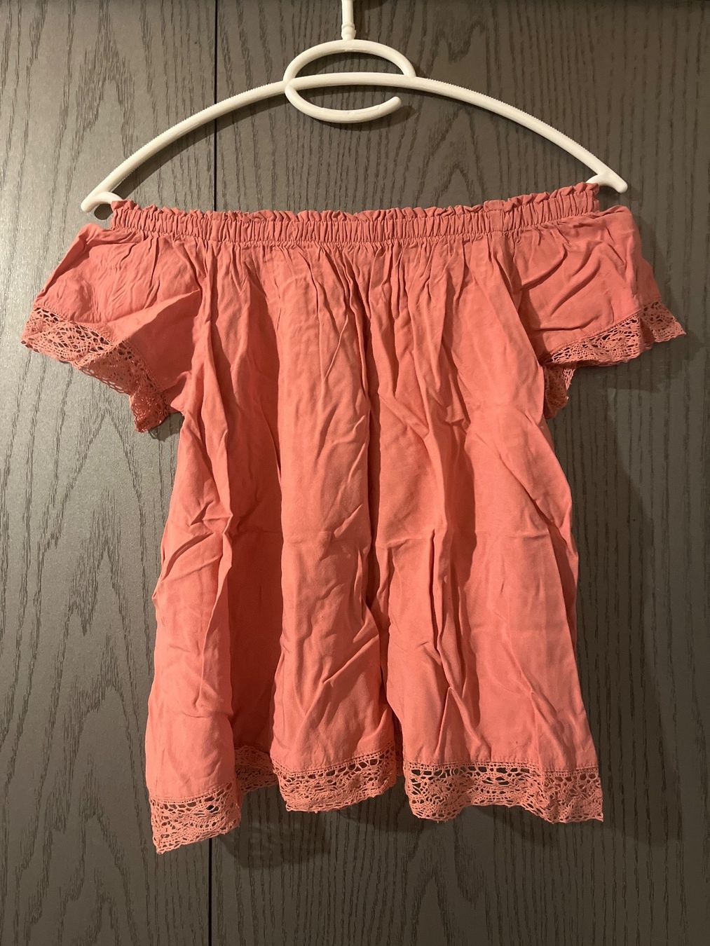 T-Shirts: T-shirt rose épaules dénudées – Gebraucht aus Le Locle von Ophelhugy 1