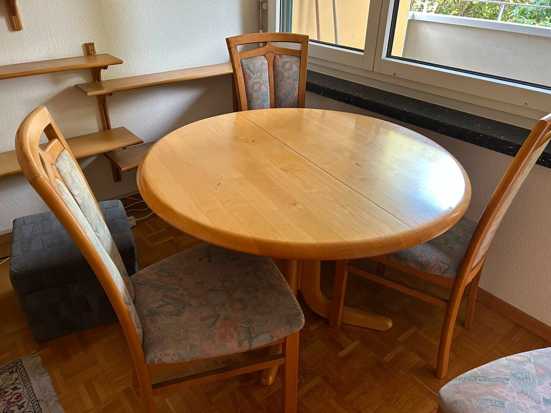Tische: Tisch mit sechs Stühlen – Gebraucht aus Zürich von pas_62dh