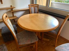 Tisch mit sechs Stühlen