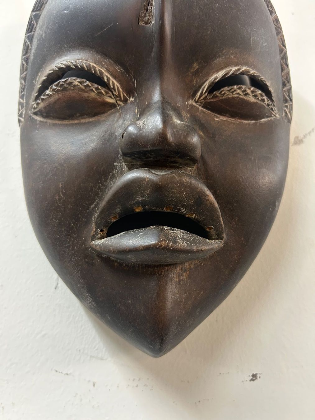 Internationale Kunst: antike afrikanische Maske Baoulé-Volkes alter unbekannt – Gebraucht aus Zürich von Levelart 4