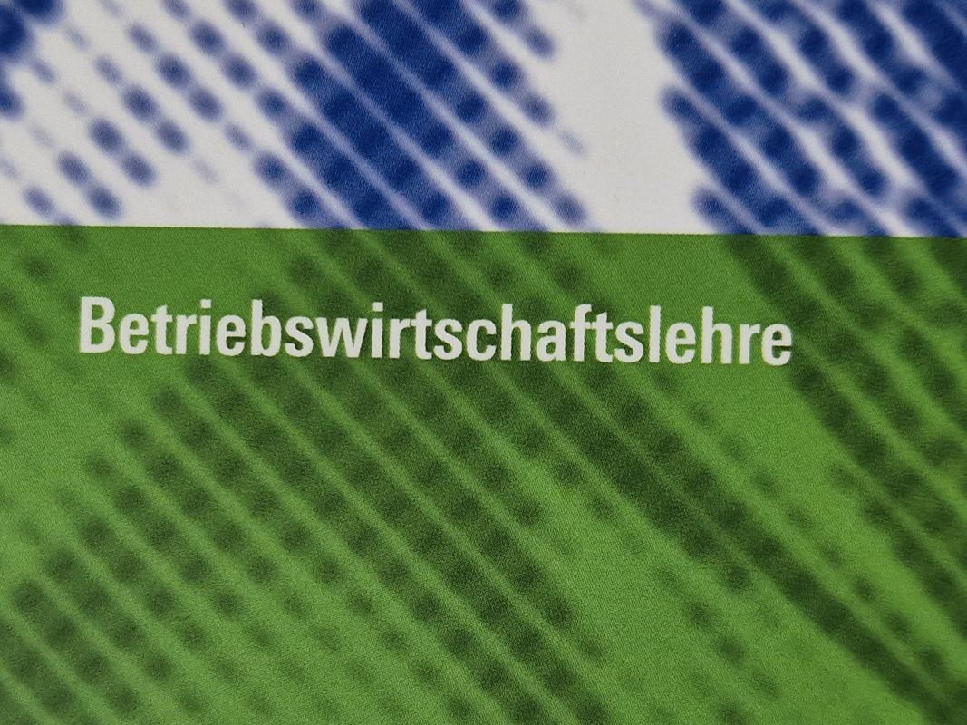 Libri: Kursprogramm Marketingkonzept 4/4 Bücher – Usato da Muhen venduto da Restwert_Muhen 5