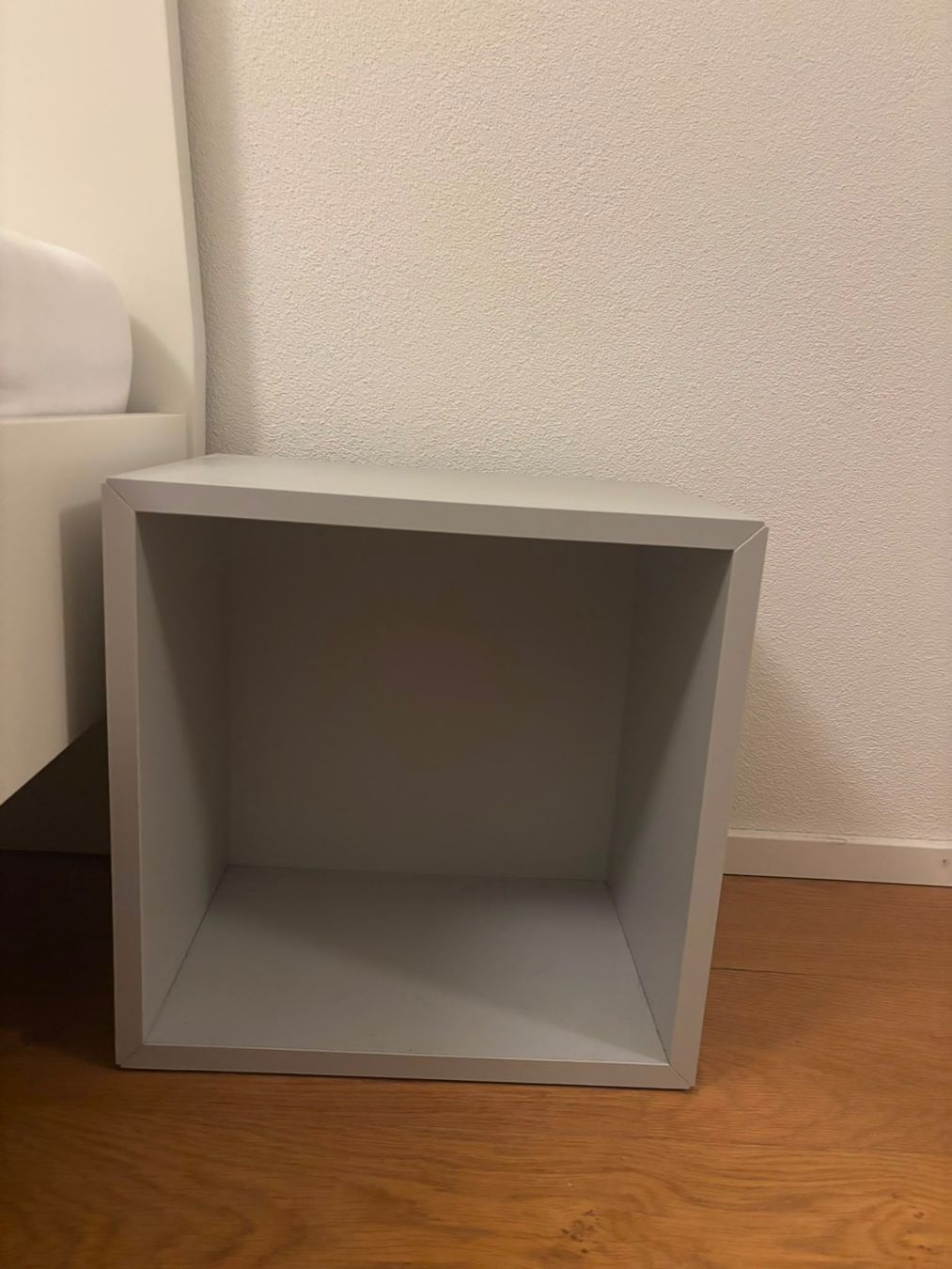 Ikea Comodini: Nachttisch grau würfelförmig gebraucht – Usato da Jona venduto da Foesi0