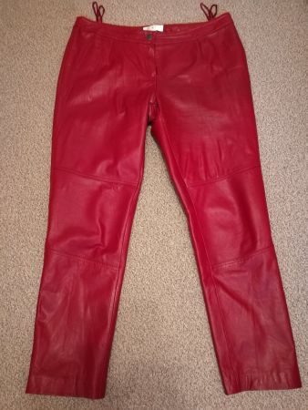 Lederhose rot by Rick Cardona New York