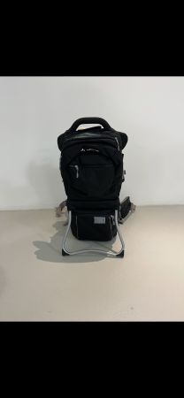 Neuwertiger Vaude Wanderrucksack mit integrierten Kindersitz