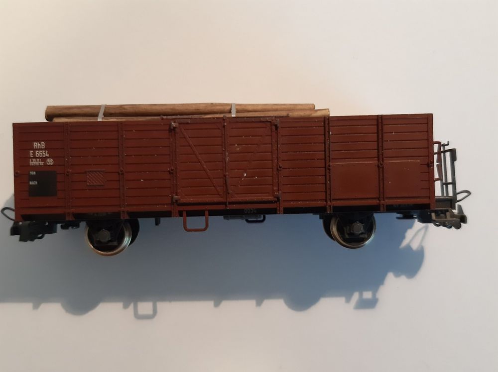 Bemo Modelleisenbahnen: Bemo H0m 2267 139 RhB E 6654 Hochbordwagen mit Holzladegut – Gebraucht aus Thun von Schwarzsee48 1