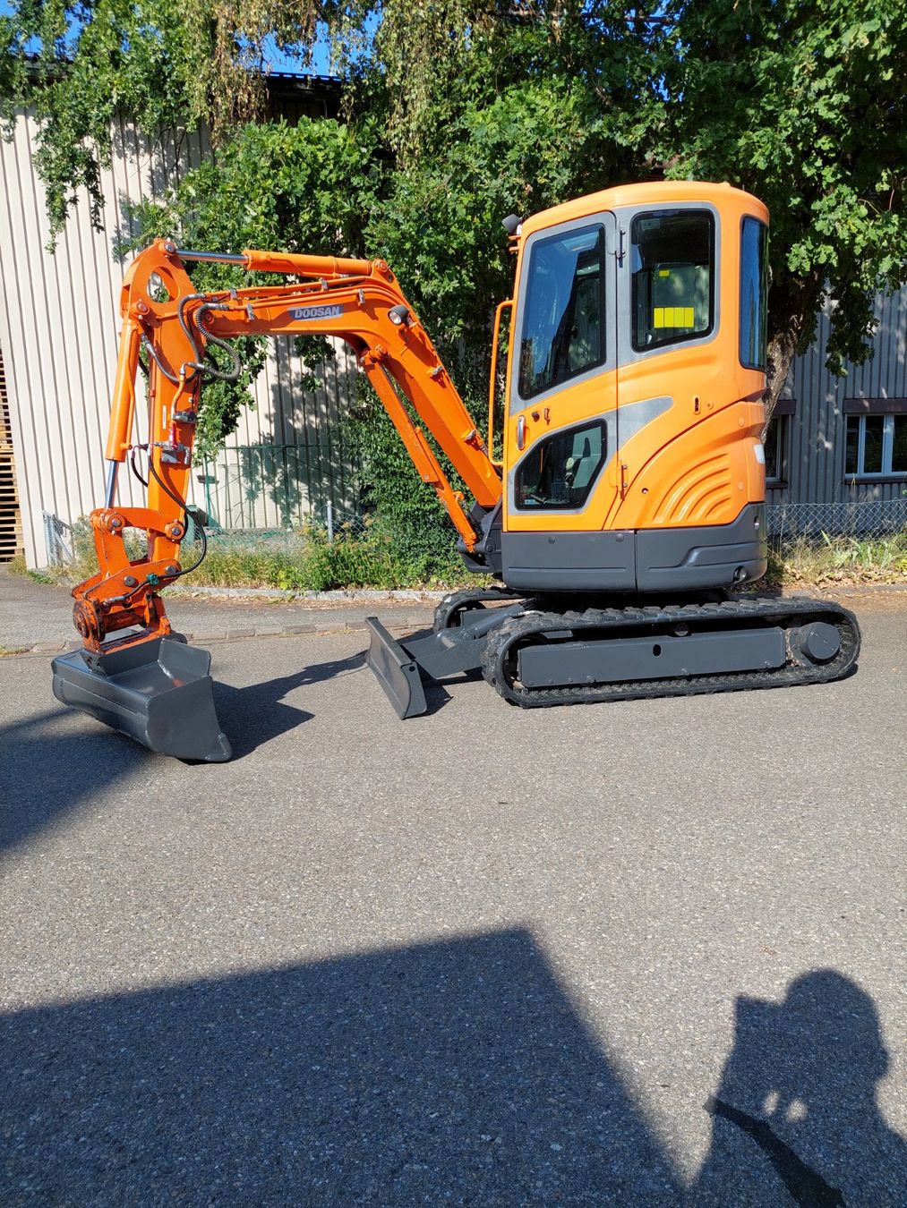 Doosan Bagger: Bagger Doosan DX27Z mit Powertilt – Gebraucht aus Grüningen von Hanix-36 1