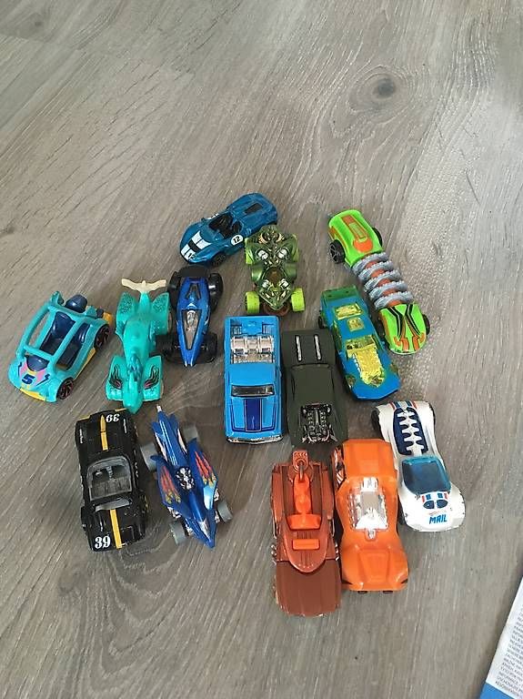 Giocattoli: Hot Wheels circuit triple looping et voitures – Usato da Les Ponts de Martel venduto da ilyona 1