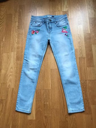 Magnifique jeans avec fleurs brodées, taille 38 / 40
