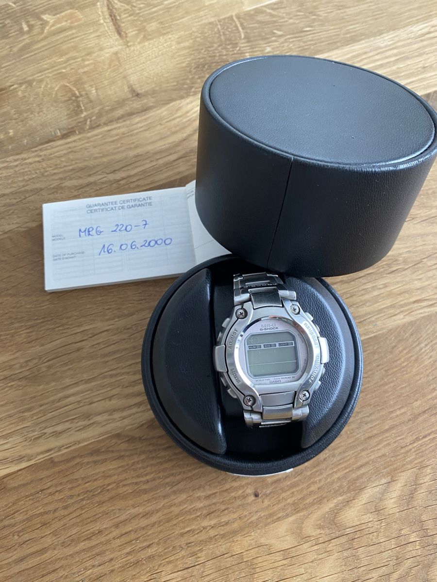 Casio Orologi: Casio G-Shock MRG 220-7, silber – Nuovo (secondo la descrizione) da Zürich venduto da Drengemann 1
