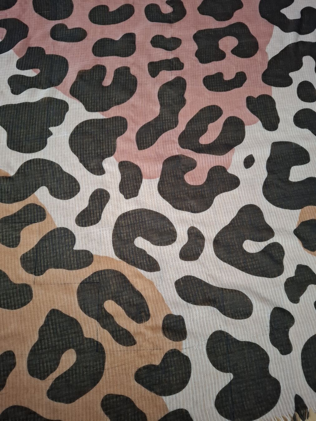 Foulard & Sciarpe: Foulard léger motif léopard – Usato da Neuchâtel venduto da FloKo88 1