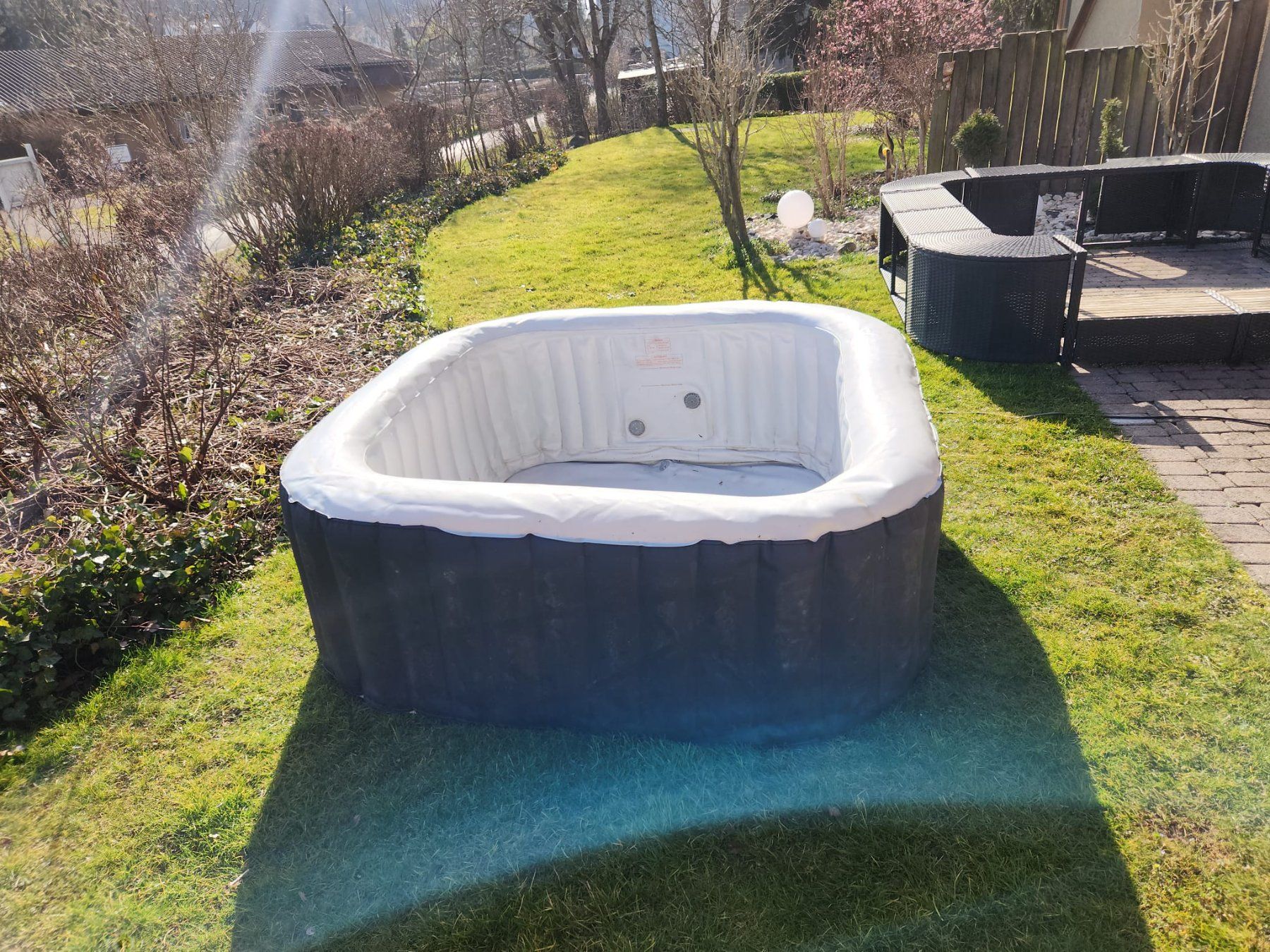 Whirlpool: Whirlpool mit Rattan Umrandung – Usato da Bischofszell venduto da LOCOS 2