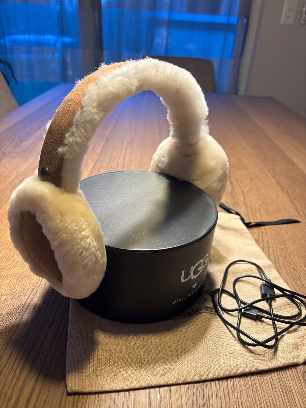 Ugg Copricapi, berretti & cappellini: UGG Ohrenwärmer - Wireless Earmuff NEU – Nuovo e nell'imballaggio originale da Pfäffikon ZH venduto da Juckerli 4