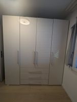 Kleiderschrank weiss mit vier Türen und drei Schubladen