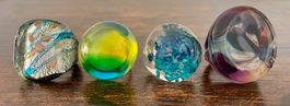 4 schöne Modeschmuck-Ringe (1 aus Murano-Glas)