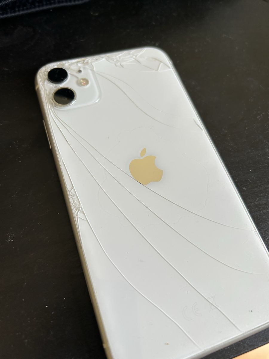 Apple Portables: IPhone 11 64GB, defekte Hardware – D'occasion à Zürich par .vivh 2