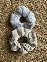 2 Haargummis Plüsch und Cord grau beige neuwertig
