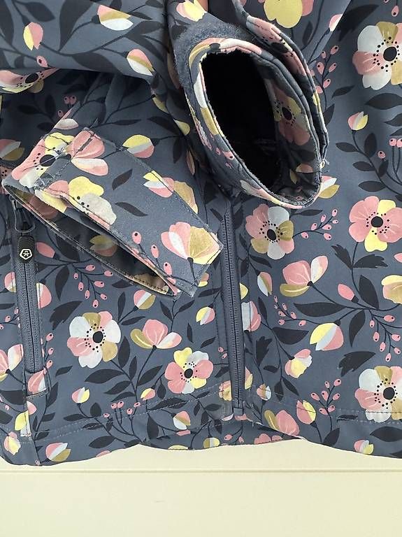 Jacken & Mäntel: Color Kids Softshell Jacke Grösse 110 – Gebraucht aus Rorschacherberg von Venuise 3