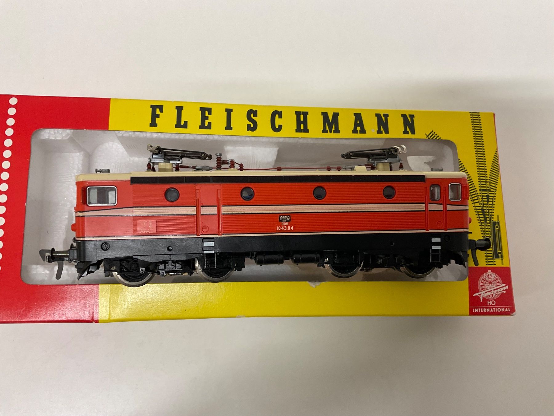 Fleischmann Trains électriques: Fleischmann H0, 1043 ÖBB, Bespielt mit Verpackung – D'occasion à Chur par Chur75 4