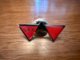 Anstecknadel GYX rot Metallform gebraucht guter Zustand