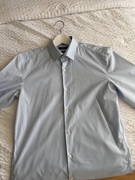 Hemden: Hugo Boss - Chemise bleu clair – Gebraucht aus Geneve von tom_d7f8 1