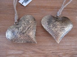2 schöne Metall Herzen mit Motiven