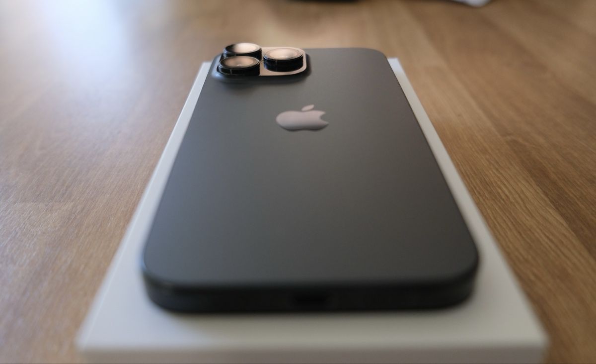 Apple Telefoni cellulari / Smartphones: iPhone 16 Pro Max 256gb Black Titanium – Usato da Le Mont-Pèlerin venduto da Albertoocbs