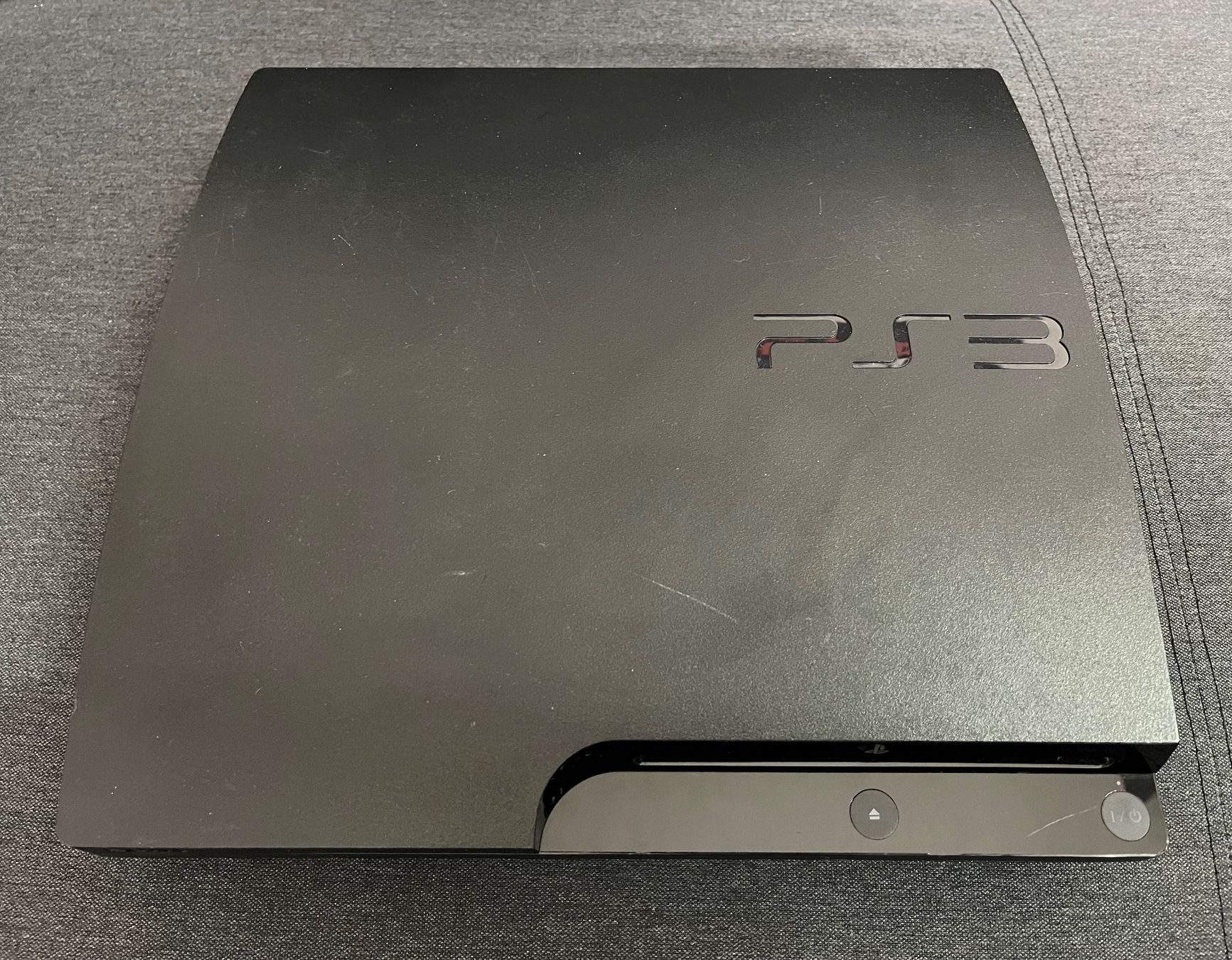 Sony Console: Sony PlayStation 3 PS3 slim Konsole mit 2 Controller & Kabel – Usato da Thalwil venduto da ranx 1