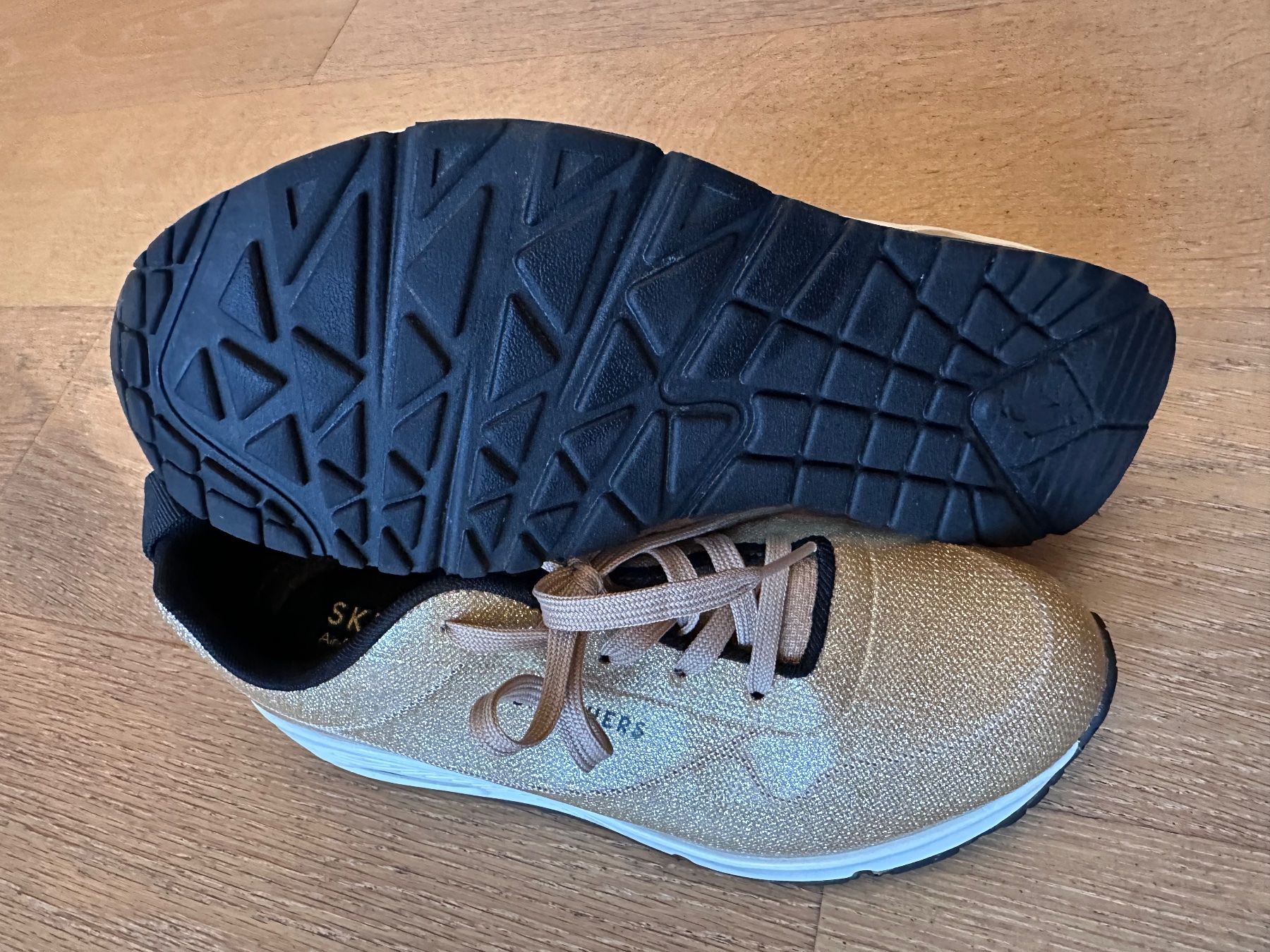 Chaussures femmes: goldfarbene Sketcher Sneaker – D'occasion à Zollbrück par AnMa 2