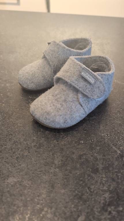 Schuhe für Jungen: Chaussons/pantoufles taille 19 – Gebraucht aus Vuarrens von bos_789g