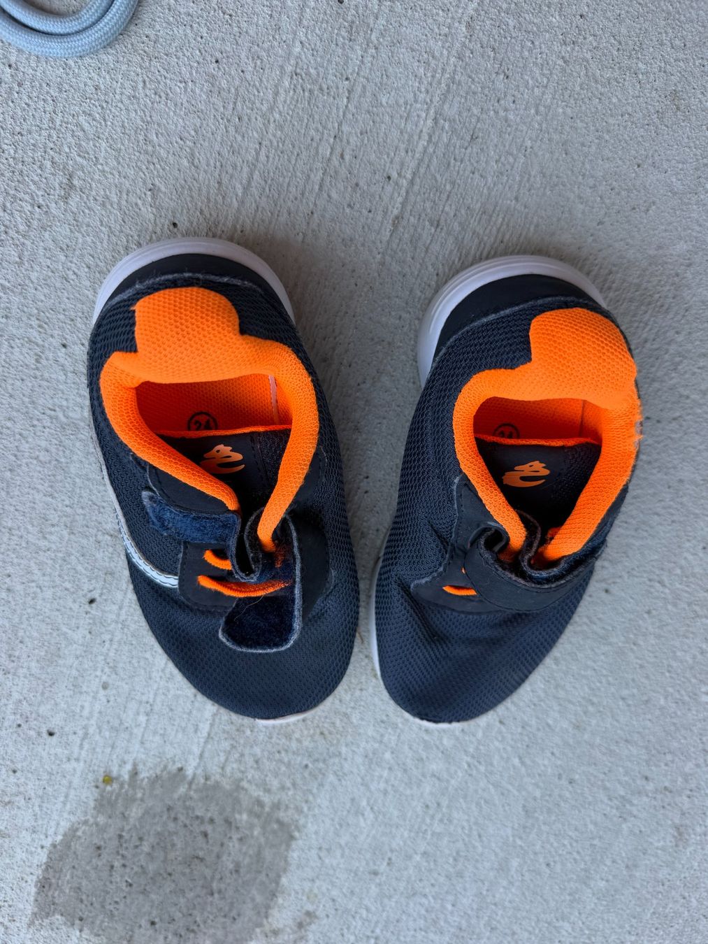 Scarpe per ragazzi: Kinderschuhe Grösse 24 dunkelblau orange – Usato da Riehen venduto da ann_76jw 1
