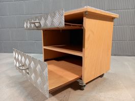 Holz-Riffelblech Night-Stand. Kommode Nachttisch Rollbar