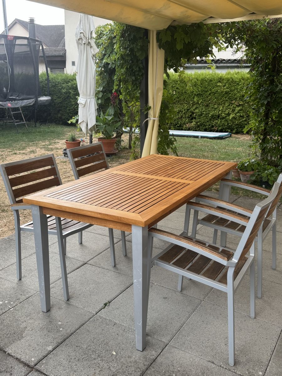 Set di tavolo e panche: Gartentisch mit 4 Stühlen  – Usato da Erlinsbach venduto da 11y_g5fb