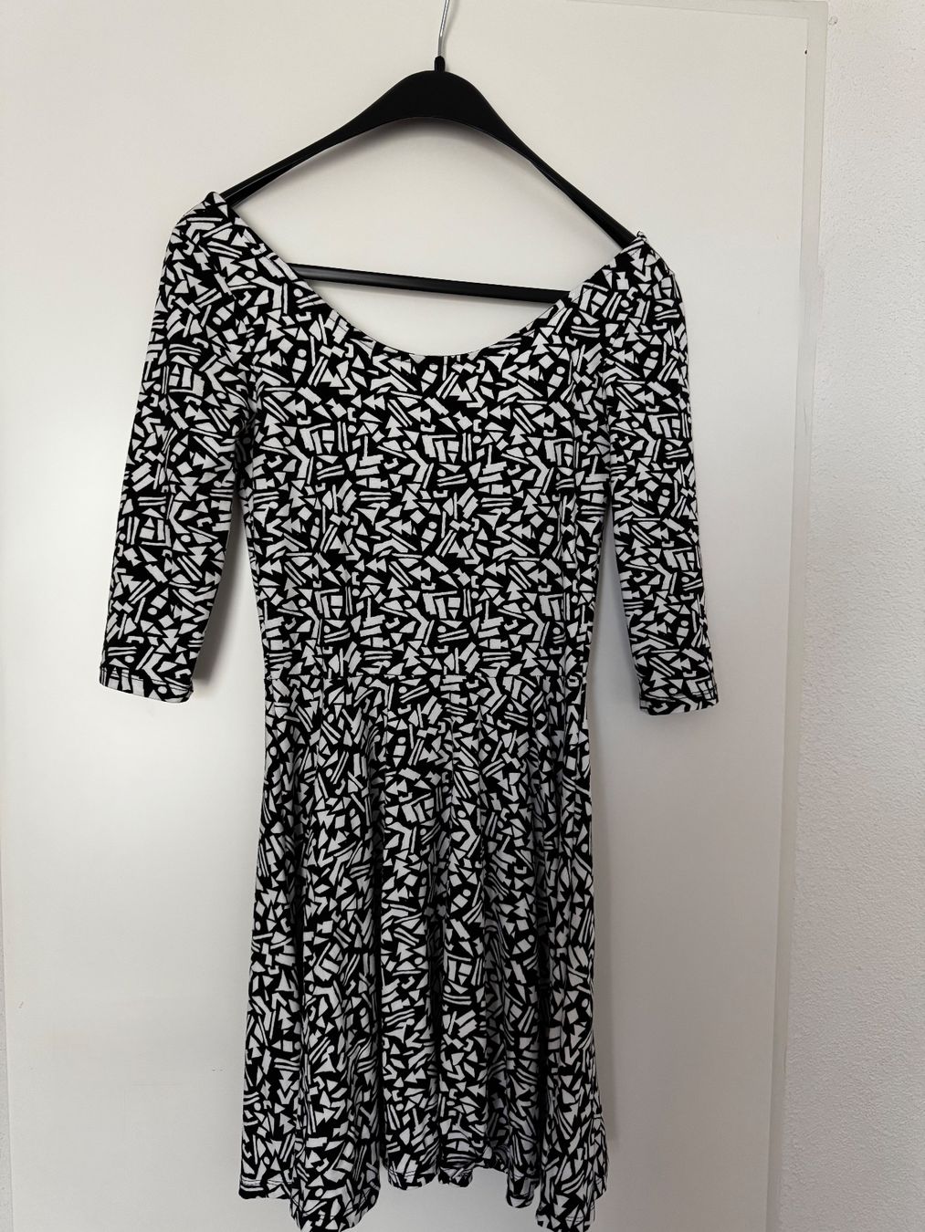 Kleider: KLEID SCHWARZ WEISS - GRÖSSE M – Gebraucht aus Honau von sainj