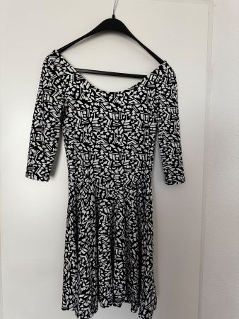 Kleid schwarz-weiss gemustert Grösse M