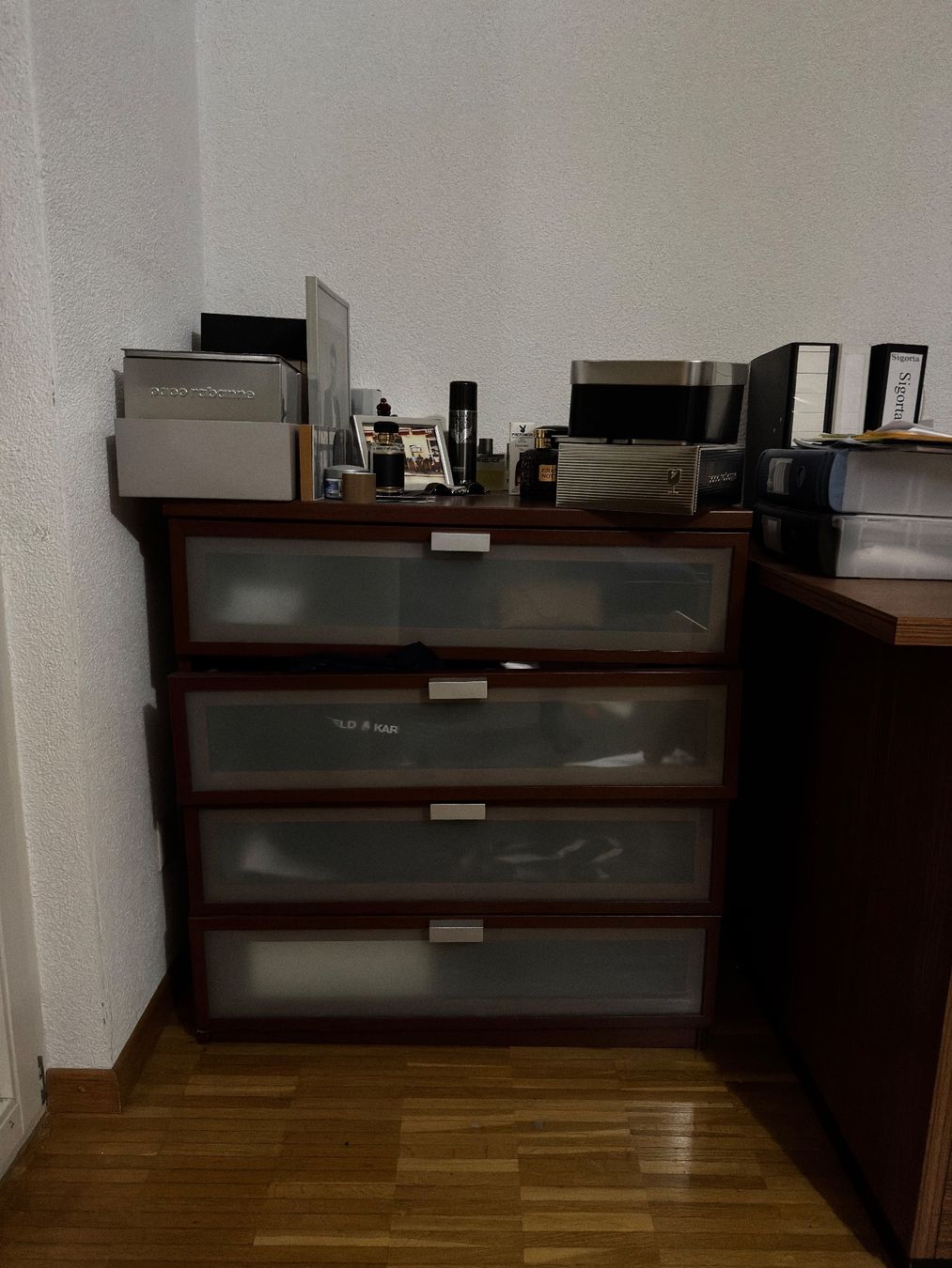 Cassettiere: Moderner Schubladenschrank mit Milchglasfronten – Usato da Rüti - ZH venduto da Elturco31 1