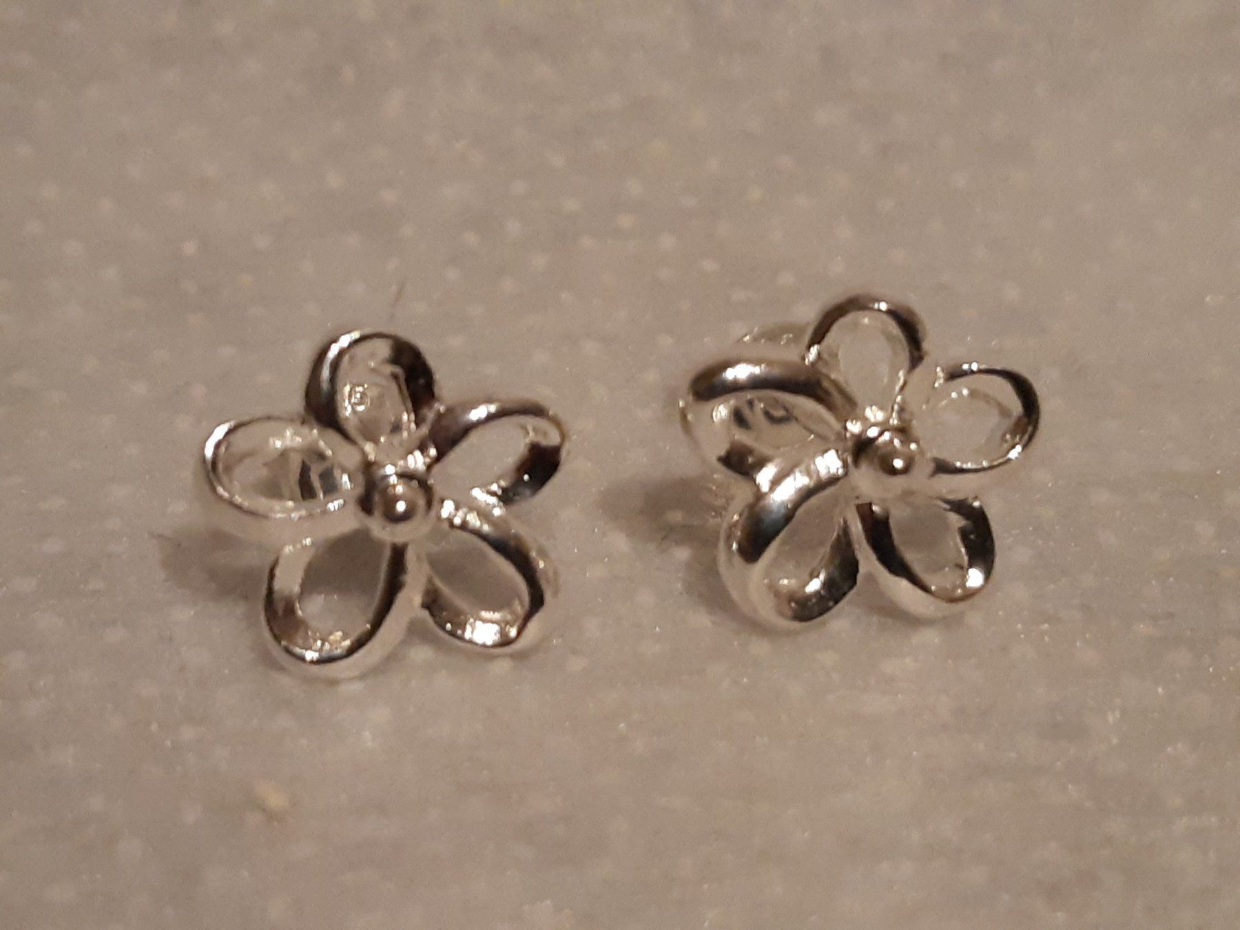 Orecchini pendenti & Orecchini a lobo: Ohrstecker Sterling Silber 925 Blume – Nuovo e nell'imballaggio originale da Einsiedeln venduto da My__Way