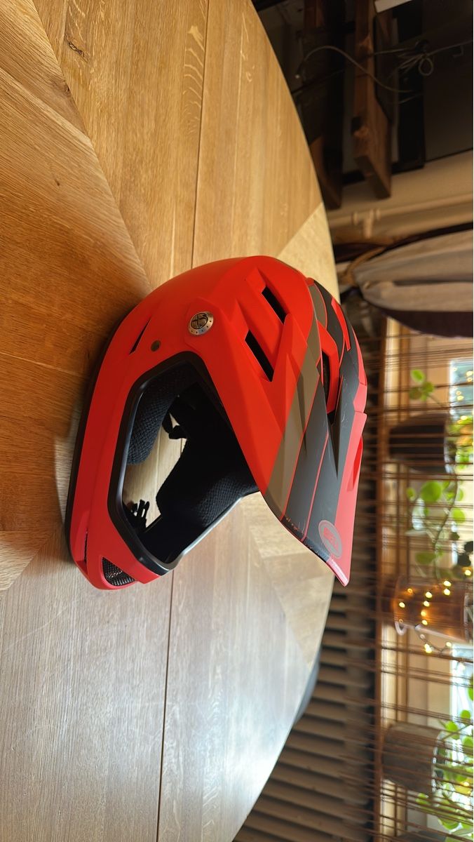 Bell Caschi: Red Full Face Mountain Bike Helmet – Nuovo (secondo la descrizione) da Bern venduto da sim_29lq