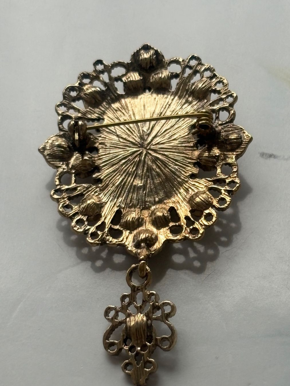 Broches & Aiguilles: Luxus Elegante  Brosche mit Kunstperlen Farbe: Silber – Neuf (Voir description) à Biel-Bienne par Roserosse13 3