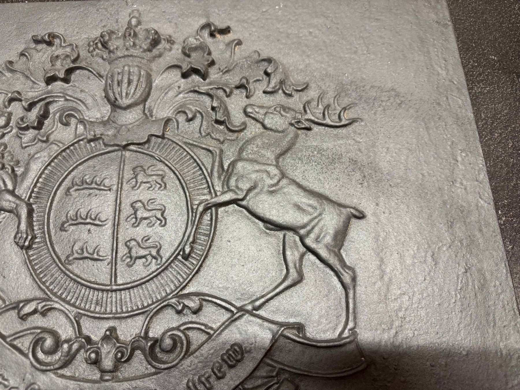 Altri mobili d'antiquariato: Ofen- oder Kaminplatte aus Gusseisen 1846 "Löwe & Hirsch" – Usato da Fribourg venduto da tschjoly 4