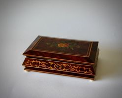 HOLZ SCHMUCKDOSE MIT REICHEN INTARSIEN. FRANKREICH ?, 19.JH.