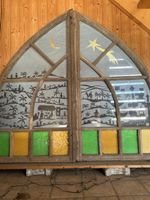 Antikes altes bogen Fenster mit Scherenschnitt sehr schön.
