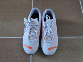 Chaussures de foot Puma, blanches et orange, 34, quasi neuve